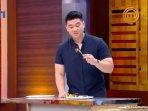 chef-arnold-menggoda-bryan-kedekatannya-dengan-nadya-masterchef-indonesia-8-ketahuan-gara-gara-saus.jpg