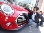 dedi-memandangi-mini-cooper.jpg
