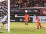 diego-michels-cetak-gol-ke-gawang-persita.jpg<pf>diego-michels-cetak-gol-ke-gawang-persita-02.jpg<pf>felipe-cadenazi-melawan-pemain-persita.jpg<pf>borneo-fc-menang-2-1-lawan-persita.jpg<pf>selebrasi-gol-diego-mitchels.jpg<pf>suporter-pusamania-setia-dukung-borneo-fc-samarinda.jpg<pf>terens-puhiri-kerja-keras-gempur-pertahanan-persita.jpg<pf>terens-puhiri-menyerang-pertahanan-persita.jpg<pf>felipe-cadenazi-duel-dengan-pemain-persita.jpg