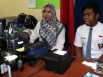 disdukcapil-ppu-serahkan-1500-ktp-el-kepada-warga-babulu-dan-waru_20171108_125916.jpg