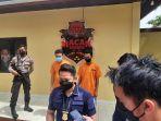 dua-pelaku-peredaran-uang-palsu-saat-digelar-pers-rilis-di-polresta-samarinda-selasa-782021.jpg