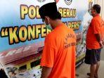 dua-tersangka-dugaan-pungli-saat-dihadirkan-dalam-rilis.jpg