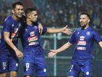 elias-alderete-dan-jonathan-bauman-di-arema-fc-13022020.jpg