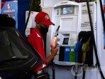 etugas-mengisikan-BBM-jenis-Pertalite-di-SPBU.jpg