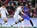 gelandang-barcelona-asal-gabon-pierre-emerick-aubameyang-kanan-diadang-bek-napoli.jpg