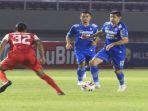 gelandang-persib-esteban-vizcarra-berusaha-membongkar-pertahanan-persija.jpg