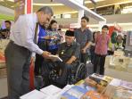 gubernur-awang-kunjungi-stan-kgf_20150529_203854.jpg