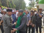 gubernur-isran-noor-ikut-melayat-ke-rumah-duka.jpg
