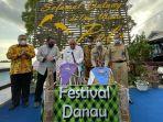 gubernur-kaltim-h-isran-noor-memukul-gendang-membuka-festival-danau-semayang.jpg