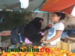 hari-perempuan-internasional-bagi-bagi-bunga_20170308_171545.jpg