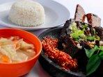 iga-porsi-besar-plus-sambal-super-pedas.jpg