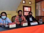 jajaran-komisioner-bawaslu-kukar-saat-menghadiri-penyerahan-hasil-verifikasi-administrasi.jpg