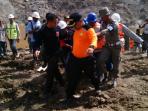 jasad-korban-longsor-tambang_20160129_120053.jpg
