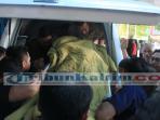 jenazah-syaukani-dimasukkan-mobil-ambulance_20160727_190238.jpg