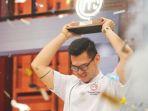 jerry-andrean-mengangkat-trofi-juara-masterchef-indonesia-season-7.jpg
