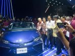 jokowi-di-tenan-toyota_20180802_151342.jpg