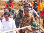 jokowi-kunjungi-lokasilongsor.jpg