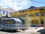kantor-dpd-i-golkar-kaltim-dijaga-aparat-gabungan_20160827_173957.jpg
