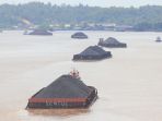 kapal-tongkang-batubara_20180313_235749.jpg