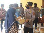 kapolres-kubar-akbp-irwan-yuli-prasetyo-menyerahkan-bantuan-beras-secara-simbolis.jpg
