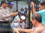 kapolsek-utara-bagi-daging_20160912_150356.jpg