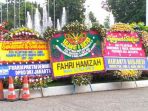 karangan-bunga-untuk-anies-baswedan-dan-sandiaga-uno-di-balai-kota_20171017_213443.jpg