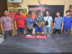 kedua-tersangka-kasus-narkoba-aa-dan-jh-diamankan-di-mako-polsek-marangkayu.jpg