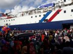 kepadatan-penumpang-di-pelabuhan-samarinda_20180624_124408.jpg