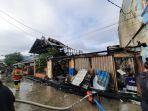 ketika-relawan-bantu-padamkan-api-di-jalan-raudah-3-rt-12-kelurahan-teluk-lerong-ilir.jpg