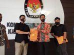 ketua-kpu-kukar-erlyando-saputra-saat-menyerahkan-hasil-verifikasi-administrasi.jpg