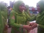 khofifah-salami-warga-nu_20160514_114751.jpg