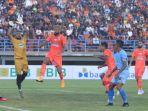 kiper-persela-lamongan-alvonsius-duel-dengan-pemain-borneo-fc-fransisco-torres.jpg