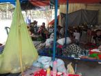 kondisi-pengungsian-di-depan-meseum-negeri-sulawesi-tengah_20181008_085822.jpg