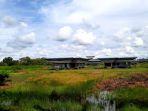 langit-berawan-di-atas-bangunan-bandara-yang-ada-di-desa-rantau-panjang-kecamatan.jpg