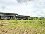 langit-tampak-berawan-di-atas-bangunan-bandara-yang-ada-di-desa-rantau-panjang.jpg