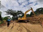 longsor-menutup-akses-jalan-di-jalan-pattimura-kelurahan-mangkupalas.jpg