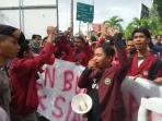 mahasiswa-aksi-demo_20160308_124058.jpg