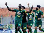 makan-konate-dan-david-da-silva-gemilang-persebaya-lolos-ke-semifinal-piala-gubernur-jatim.jpg