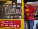 makanan-dan-minuman-gratis-yang-disediakan-di-depan-Musala-Assyifa-RSUP-Sanglah-Denpasar.jpg