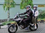 membonceng-motor-menghadap-samping.jpg