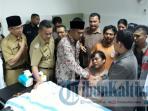 mendikbud-tenangkan-ayah-korban_20161114_100057.jpg