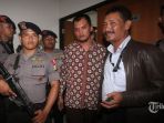 miko-panji-tirtayasa-tengah-dikawal-polisi-bersenjata-lengkap_20170519_123436.jpg