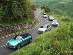 mobil-di-tikungan-jalan-raya.jpg