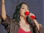 momen-wika-salim-saat-bernyanyi-di-atas-panggung.jpg