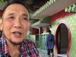 muhammad-jusuf-hamka-alias-babah-alun-mendirikan-masjid-unik-di-kolong-tol-jakarta_20180510_151412.jpg