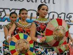 para-penari-dari-sanggar-tari-telabang-samarinda-a-membawakan-tari-berladang.jpg