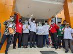 pasangan-calon-basri-rase-najirah-saat-konferensi-pers-di-kantor-kpu-bontang.jpg
