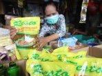 pedagang-merapikan-minyak-goreng-kemasan.jpg