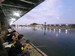 pehobi-mancing-atau-mancing-mania-asik-menikmati-suasana-alami-kolam.jpg