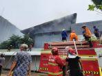 pemadaman-di-sekitar-lokasi-kebakaran-ruko-di-jalan-veteran-kelurahan-pasar-pagi-kecamatan.jpg